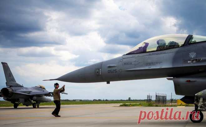 Румыния решила оплатить обучение украинских пилотов на F-16. Минобороны Румынии распорядилось выделить из бюджета деньги на обучение украинцев пилотированию F-16 на базе Фетешти, пишет Profit.ro. Минобороны России обещало уничтожить за несколько недель все поставленные Киеву истребители