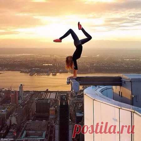 Как стать успешным и счастливым?
В заключение хотелось бы сказать, что нет такого человека на земле, который бы не смог развиваться и совершенствоваться по каким бы то ни было «медицинским противопоказаниям». И я больше чем уверена, что человеческое выражение «не могу» равняется значению «не хочу»! Если же вы полагаете иначе, тогда объясните мне обратное: «Почему, когда человек хочет чего-то, для него препятствий не существует?»