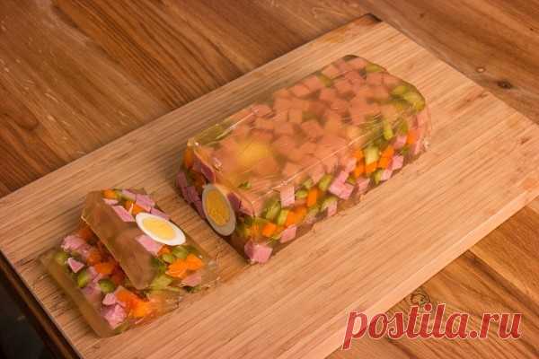 Заливное из ветчины яиц и овощей