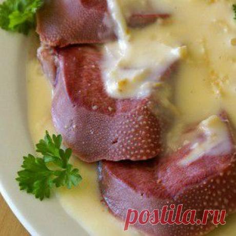 Язык под белым соусом с изюмом