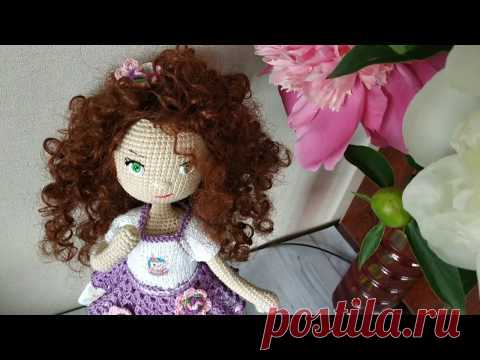 Ещё одна кукла связана крючком.