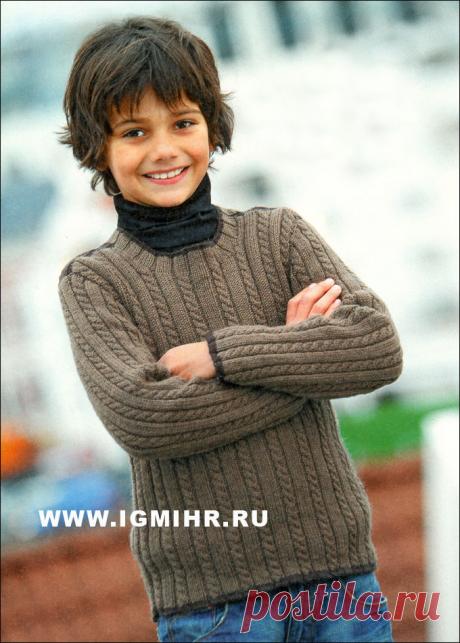 Коричневый пуловер с косами для мальчика 2-10 лет. Спицы