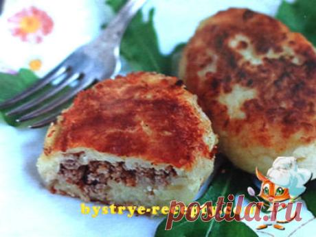 Картофельные зразы с мясом под грибным соусом