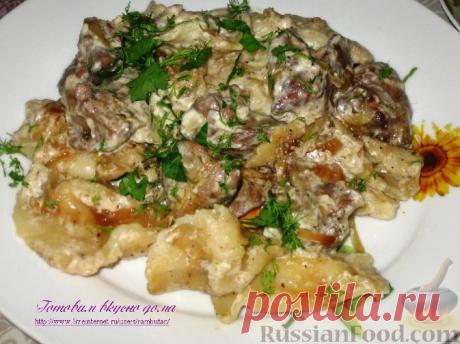 Рецепт: Вареники с картофелем, тушенные с куриной печенью в горшочках на RussianFood.com