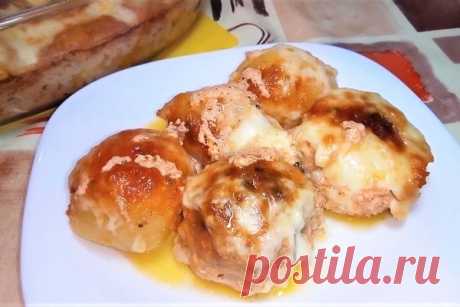 Мясные котлеты в духовке с картошкой под сыром 

Горячее блюдо на ужин для всей семьи! Потрясающе вкусные нежные котлеты и запеченный картофель под сыром Моцарелла! Такое вкусное горячее блюдо вполне можно подать на праздничный стол гостям! Поверь…