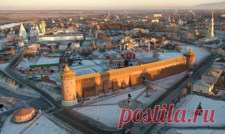 Коломенский кремль Архитектура Коломны насчитывает более пяти столетий. Всего там можно посмотреть на 420 памятников федерального и областного значения. Однако, одним из самых древних сооружений является Коломенский кремль - большая и мощная для своего времени крепость, построенная в 1525-1531 годах по...