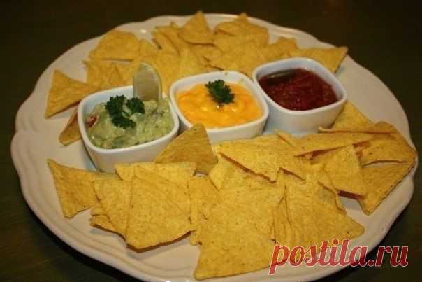 Чипсы Начос.

Ингредиенты (на 1 большую миску чипсов):
2 тонких лепешки-лаваша
100-150 мл растительного масла
0.5 ч. ложки сухого базилика
0.5 ч. ложки сухого майорана
0.5 ч. ложки сухой молотой паприки
0.5 ч. ложки сухого чеснока
0.5 ч. ложки соли

Время приготовления: 15-20 минут.

Приготовление, в подробнее...