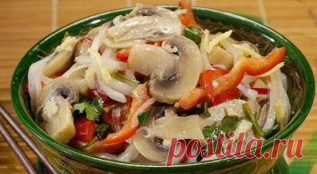 Предлагаем вам приготовить вместе с нами необычную и вкусную закуску для новогоднего меню . Улетает первой со стола!

Простая, красочная, легкая и очень вкусная грибная закуска по-корейски
Попробуйте, не пожалеете 

ИНГРЕДИЕНТЫ

шампиньоны – 1 кг
луковицы – 2 шт.
6%-ный уксус – 5 ст. л. (я люблю яблочный, он всё таки натуральный)
перец красный сладкий – 1 шт.
соль – 0,5 ст. л.
масло растительное – 5 ст. л.
красный молотый перец – по вкусу
сахар – 1 ст. л.
по 1 пучку петруш...