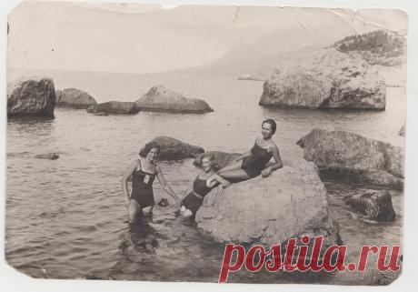 девушки в купальниках крым кастрополь 1936 г. 12 на 17 см.