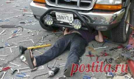 Простые правила авторемонта
Если вы никогда не занимались самостоятельным ремонтом автомобиля, но планируете попробовать, вам стоит принять во внимание несколько неочевидных, но проверенных жизнью примет.1. Ключи всегда теряютс…