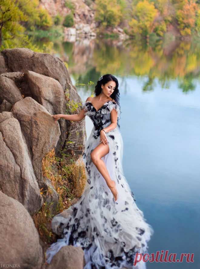 Фото Девушка в тонком, легком бело-черном платье стоит рядом с камнем у водоема, демонстрируя свою стройную ножку, фотограф Ironika (Ирина Чернышенко)