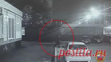 Двое пьяных мужчин угрожали третьему ножом и пистолетом ради кражи смартфона в Москве. В Москве двое нетрезвых россиян угрожали третьему ножом и пневматическим пистолетом ради кражи. Об этом сообщает &quot;МВД медиа&quot;. По информации ведомства, инцидент произошел на улице Поляны. Двое пьяных мужчин вступили в конфликт со ...