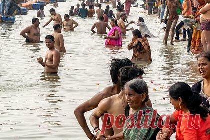 Россиянка описала одну традицию в Индии фразой «цыганские замашки». Российская тревел-блогерша Марина Ершова побывала в Индии и описала традицию местных жителей купаться в одежде фразой «цыганские замашки». Автор публикации призналась, что когда она впервые приехала в эту страну и увидела залезающих в воду в повседневных нарядах людей, то испытала культурный шок.
