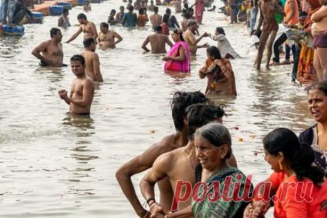 Россиянка описала одну традицию в Индии фразой «цыганские замашки». Российская тревел-блогерша Марина Ершова побывала в Индии и описала традицию местных жителей купаться в одежде фразой «цыганские замашки». Автор публикации призналась, что когда она впервые приехала в эту страну и увидела залезающих в воду в повседневных нарядах людей, то испытала культурный шок.