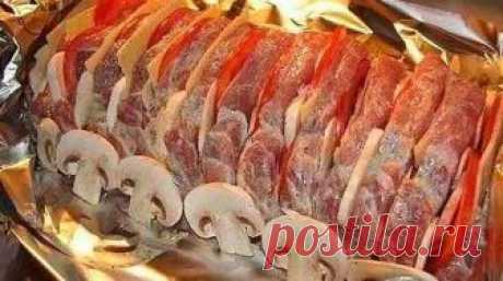 Мясо гармошка с помидорами в духовке - Готовим рецепты Мясо гармошка с помидорами в духовке. Это и красиво и вкусно! Мясо «Гармошка» — вкуснятина неописуемая! Предлагаю взять на заметку, скоро уже  Новый год.