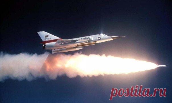 F-106 запускает ракету / Физика невозможного!