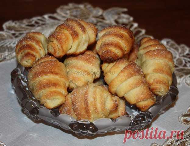 Домашние рогалики на кефире

Нежные мягкие вкус просто потрясающий!

Время приготовления: 70 минут
Порций: 8

Вам потребуется:

- 600 г муки
- 60 г сахара
- 0,5 чайной ложки соли
- 25 г дрожжей
- 200 г кефира
- 50 г молока
- 75 г сливочного масла
- 2 яйца

Для обмазывания:
- 2 желтка
- 2 столовые ложки молока
- кунжут
- мак

В качестве начинки можно использовать вареную сгущенку, шоколад или джем.

Как готовить:

1. Перемешиваем все продукты(Масло топим, молоко нагреваем.)...