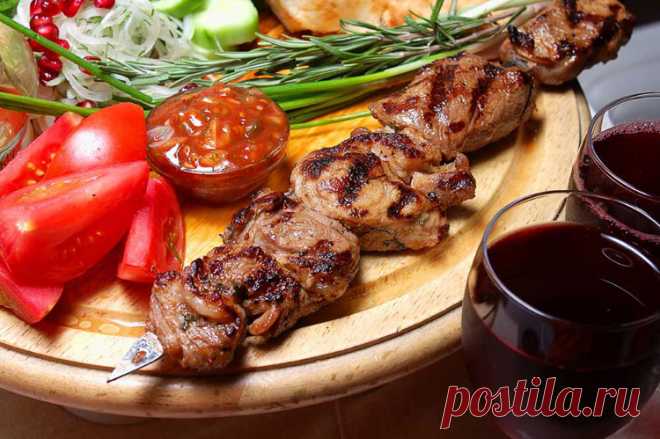 Идеальный шашлык — 6 рецептов маринада, которые сделают мясо изумительно вкусным! 
Настала долгожданная весна, а вместе с ней и желание развеяться после долгой зимы на свежем воздухе, следовательно, «шашлычный сезон» можно считать открытым.
Майские праздники вот-вот наступят и пода…