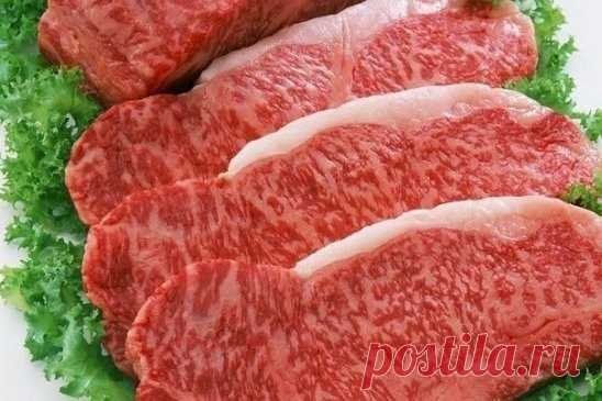 Секреты вкусного мяса
1. Мясо станет нежнее, если за час до готовки его смочить водкой.
2. Можно мясо перемешать с соевым соусом, оставить на ночь, а завтра жарить, оно получится очень сочным.
3. Говядина, баранина получится мягкой и сочной, если ее перед запеканием посолить, поперчить, еще можно нашпиговать чесноком, затем обернуть мясо банановой кожурой.
4. Закрепите кожуру кулинарной нитью, чтобы она не разошлась.
5. Положите мясо на противень и поставьте в разогретую духовку на 30-40 минут.