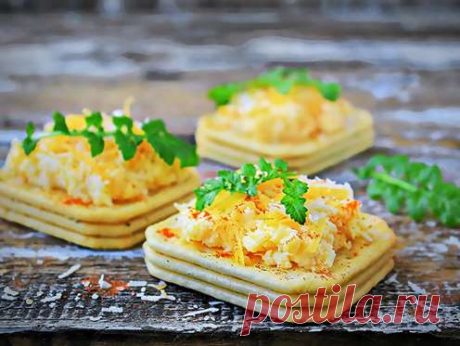 Сырная закуска с яйцом и кальмарами