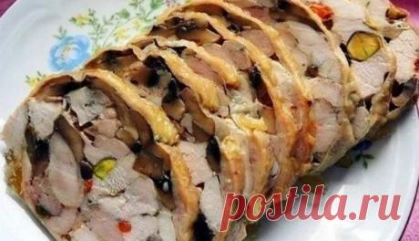 Рулет из курицы с фисташками