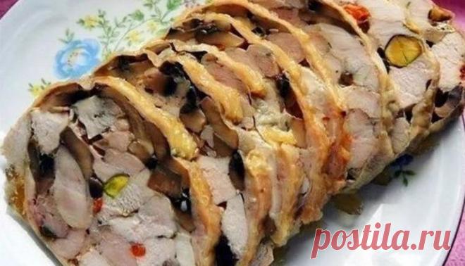 Рулет из курицы с фисташками