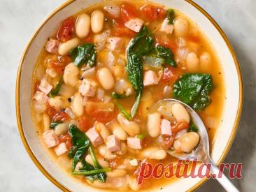 Сытный суп с ветчиной, белой фасолью, помидорами и шпинатом, который удобно приготовить заранее.