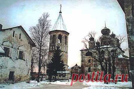 ЗЕЛЕНЕЦКИЙ СВЯТО-ТРОИЦКИЙ МОНАСТЫРЬ (ст. Зеленец, Волховский р-н). Осн. между 1565 и 1570.на Зеленом о-ве среди болот.Дошедший до нас ансамбль в осн. сложился в 1674-98.В 1771 мон. переведен из Новгородской епархии в С.-Петербургскую и назначен местом ссылки для церк. покаяния.Мон. ликвидирован в 1930.Здания использовалось под разные цели, последним (до 1976) здесь находился психоневрологический интернат. Возвращен епархии в 1992.