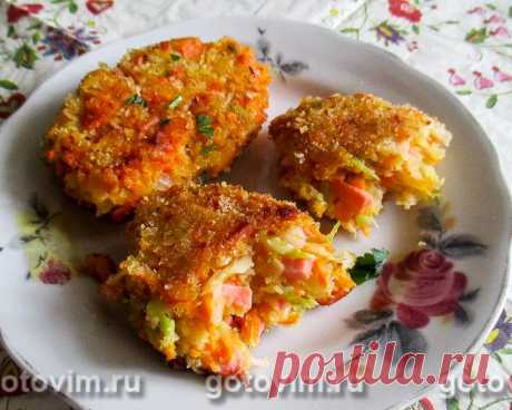 Капустные котлеты с сосисками. Рецепт с фото Капустные котлеты, приготовленные по этому рецепту, получаются с плотной румяной хрустящей корочкой, а внутри они очень мягкие и сочные. Для фарша нужно брать молодую белокочанную капусту с нежными зелёными листьями, тогда котлеты получатся особенно вкусными. В этом рецепте овощи тушились в микроволновке. В ней они готовятся в собственном соку и не подгорают. Но вы можете их потушить в казане или на сковороде. Главное условие: о...