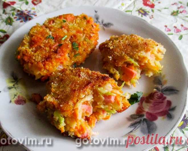 Капустные котлеты с сосисками. Рецепт с фото Капустные котлеты, приготовленные по этому рецепту, получаются с плотной румяной хрустящей корочкой, а внутри они очень мягкие и сочные. Для фарша нужно брать молодую белокочанную капусту с нежными зелёными листьями, тогда котлеты получатся особенно вкусными. В этом рецепте овощи тушились в микроволновке. В ней они готовятся в собственном соку и не подгорают. Но вы можете их потушить в казане или на сковороде. Главное условие: о...