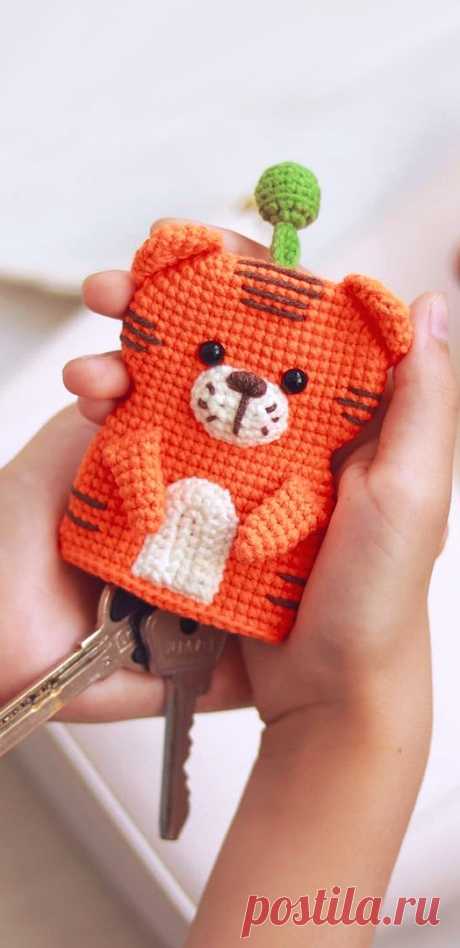 PDF Ключница Тигр крючком. FREE crochet pattern; Аmigurumi animal patterns. Амигуруми схемы и описания на русском. Вязаные игрушки и поделки своими руками #amimore - ключница в виде тигра, маленький тигренок для хранения ключей, котик, кот, кошечка, кошка, котенок.