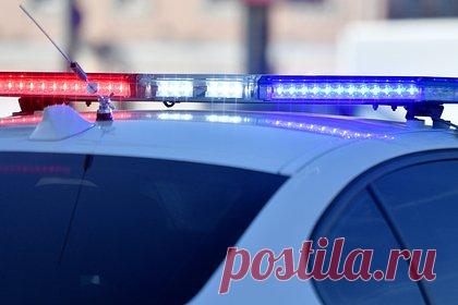 Помощник российского судьи сбил пенсионерку на дороге и скрылся с места ДТП. Помощник мирового судьи сбил пенсионерку в Крымске и скрылся с места происшествия. Он подвозил друга в сильный дождь, отвлекся от дороги, наехал на яму и услышал звук удара о лобовое стекло автомобиля. Когда по стеклу пошли трещины, мужчина подумал, что в машину прилетели камни с обочины, и решил не останавливаться.