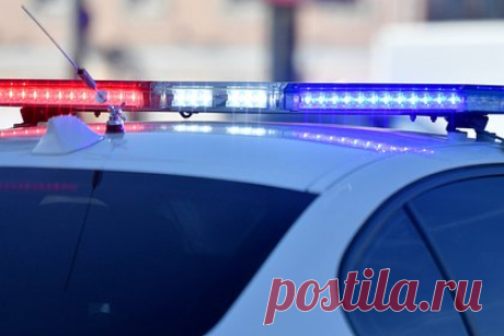 Помощник российского судьи сбил пенсионерку на дороге и скрылся с места ДТП. Помощник мирового судьи сбил пенсионерку в Крымске и скрылся с места происшествия. Он подвозил друга в сильный дождь, отвлекся от дороги, наехал на яму и услышал звук удара о лобовое стекло автомобиля. Когда по стеклу пошли трещины, мужчина подумал, что в машину прилетели камни с обочины, и решил не останавливаться.