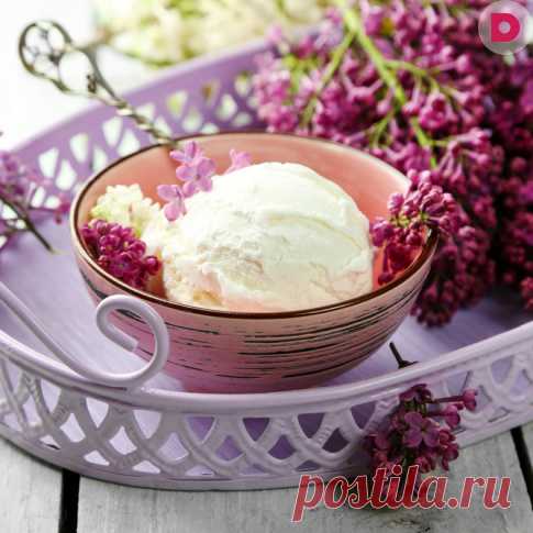 Домашнее мороженое гораздо вкуснее покупных аналогов. Лакомство можно сделать на основе сливок, яиц, фруктов. Готовится десерт быстро, но для достижения необходимой кондиции он должен несколько часов провести в холодильнике. Специальная мороженица упрощает процесс, но и в обычном контейнере лакомство получится очень вкусным.