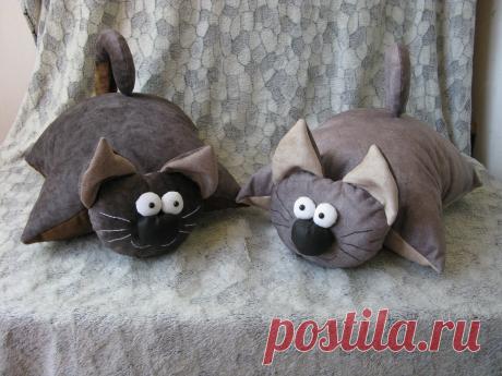 Всем привет от наших кото-подушек 😉

Этот оригинальный аксессуар украсит собой домашний интерьер и станет любимым спутником вашего отдыха в поездке или дома.
Мягкая и красивая подушка с котом удобно ляжет вам под плечи и снимет с них усталость трудового дня. А если в ненастный осенний день вам вдруг станет грустно, забавная подушка в виде кота уютно устроится у вас на руках и поднимет вам настроение.

❇ Каждая кото-подушка индивидуальна и уникальна.