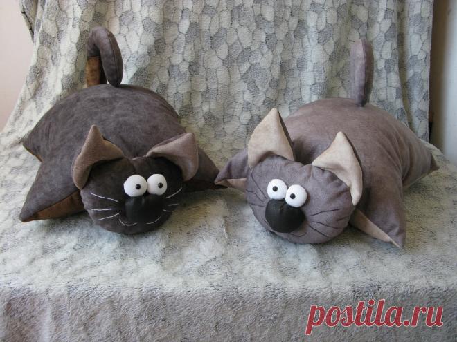 Всем привет от наших кото-подушек 😉

Этот оригинальный аксессуар украсит собой домашний интерьер и станет любимым спутником вашего отдыха в поездке или дома.
Мягкая и красивая подушка с котом удобно ляжет вам под плечи и снимет с них усталость трудового дня. А если в ненастный осенний день вам вдруг станет грустно, забавная подушка в виде кота уютно устроится у вас на руках и поднимет вам настроение.

❇ Каждая кото-подушка индивидуальна и уникальна.