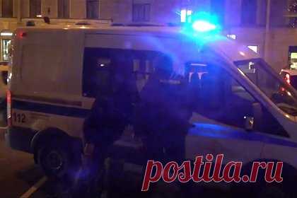 В Петербурге закрыли три «Угрюмочных». Полиция в ходе рейда закрыла в Санкт-Петербурге три «Угрюмочных» бара из-за нелегального алкоголя. По информации издания «Фонтанка», деятельность приостановили в учреждениях, расположенных на улице Рубинштейна, Невском и Литейном проспектах. Из помещений оперативники вывезли контрольно-кассовую технику.