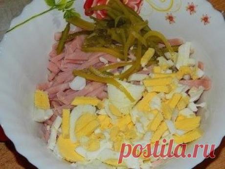Салат "Праздничный".
Салат из куриного мяса, ветчины, овощей и сыра получается очень вкусным и сытным. Вполне может занять своё место на праздничном столе. 
Для приготовления салата потребуется: 
вареное куриное мясо - 300 г;
ветчина - 250 г;
огурцы маринованные - 3-4 шт.;
помидоры - 2-3 шт.;
яйца - 3 шт.;
сыр - 50 г;
зелень;
майонез. 
1.Куриное мясо режем на кусочки, добавляем тертый сыр. 
Режем соломкой ветчину и добавляем в салат. 
2.Далее нарезанные соломкой огурцы и я...