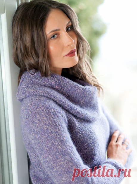 Просто и изящно: джемпер, связанный лицевой гладью из меланжевой пряжи, дополнен широким съемным воротником.