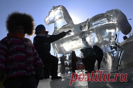 В российском городе к Новому году построят «советский» ледовый городок. Власти Перми уже начали подготовку к празднованию Нового года. В этом году в городе появится ледовый городок в советской тематике. В концепцию также входят привычные атрибуты этого праздника: салат оливье, куранты и другие советские традиции. Об этом рассказал мэр Перми Алексей Демкин.