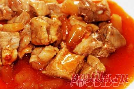 Кисло-сладкий соус с ананасами Кисло-сладкий соус из консервированных ананасов прекрасно подчеркнет вкус любого мясного блюда, а готовится он всего 10 минут. Ингредиенты 2-3 кольца консервированного ананаса 120 мл ананасового сока 70 мл яблочного уксуса 6% 50 гр сахара 2 ст...