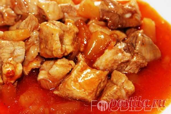 Кисло-сладкий соус с ананасами Кисло-сладкий соус из консервированных ананасов прекрасно подчеркнет вкус любого мясного блюда, а готовится он всего 10 минут. Ингредиенты 2-3 кольца консервированного ананаса 120 мл ананасового сока 70 мл яблочного уксуса 6% 50 гр сахара 2 ст...