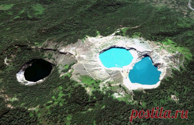 Келимуту (Kelimutu) - знаменитый вулкан, расположенный на территории одноименного национального парка в центре индонезийского острова Флорес. Последний раз Келимуту просыпался в 1968 году, после чего признаков активности не наблюдалось. На вершине вулкана, высота которого составляет 1639 м, находится настоящее природное чудо – три кратерных озера разных цветов. Появились они в результате последнего извержения Келимуту, когда в магме образовались небольшие впадины.