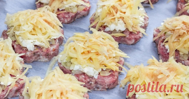 Что сделать из половины килограмма фарша и сырого картофеля Когда обычные котлеты уже надоели, да и мясного фарша осталось совсем немного — я чищу 4 картофелины, несколько луковиц и достаю из холодильника сыр и майонез, чтобы приготовить это блюдо.