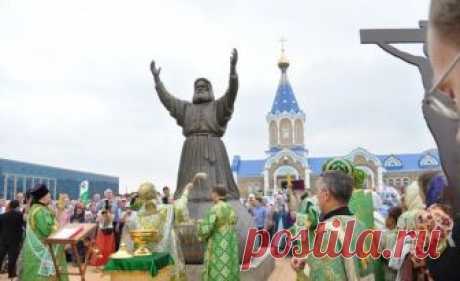 Храм Серафима Саровского в Ижевске: история, описание, адрес, фото Город Ижевск насчитывает около десяти различных церквей. Одна из них — молодой и красивый православный храм преподобного Серафима Саровского. Этого святого чудотворца любят и почитают не только в Удму...