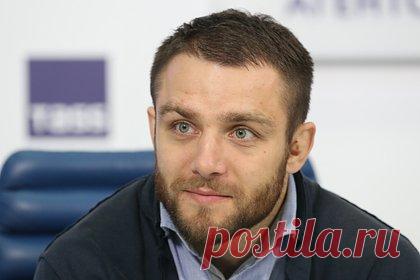 Боец ММА рассказал об обманувшей его на 900 тысяч рублей помощнице