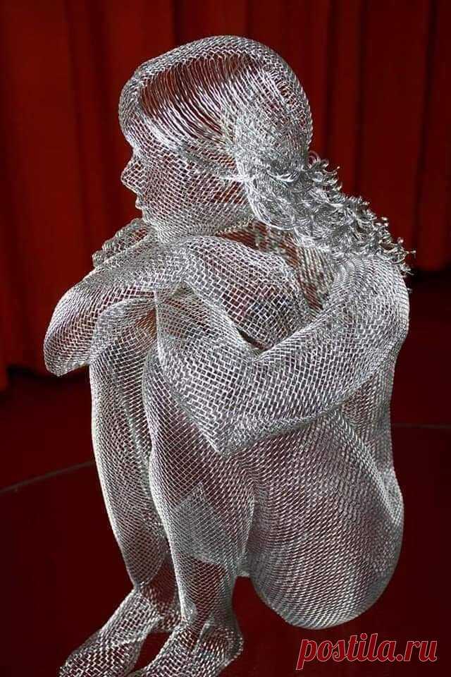 Скульптура из серебряной проволоки.