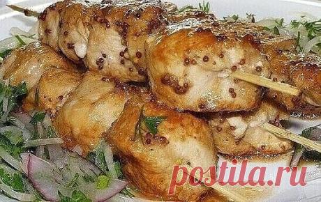 #рецепты 
Шашлык из курицы в духовке 

Ингредиенты:
Филе курицы — 2 Штуки
Растительное масло — 2 Ст. ложки
Чеснок — 2 Зубчика
Сахар — 1 Ст. ложка
Кориандр — 1 Ст. ложка (сухой или свежий)
Соевый соус — 1 Ст. ложка
Перец чили, соль — По вкусу

Приготовление:
1. Шпажки замачиваем в воде примерно 30 минут. Куриное филе нарезаем длинными полосками.
2. Затем филе курицы нанизываем на шпажки гармошкой. И опускаем в маринад, который готовим из: растительного масла, сахара, кориан...