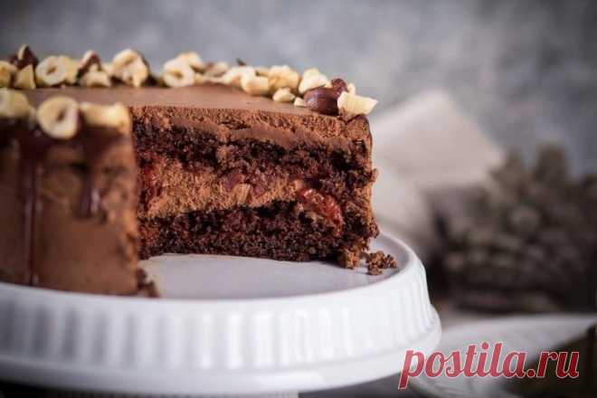 Шоколадный торт с вишней.