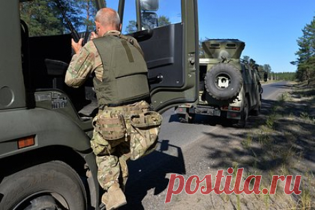 В Харьковскую область направили резервные соединения вооруженных сил. В Харьковскую область входят резервные соединения вооруженных сил. Об этом сообщили в пресс-службе администрации региона. Там заявили, что по всей линии соприкосновения продолжаются бои, уточнив, что населенные пункты Балаклея и Шевченко остаются под контролем российских войск и местных властей.